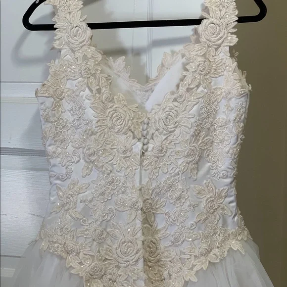 Signature Cream White Lace Sleeveless A-Line Maxi Wedding Dress - Picture 4 of 9